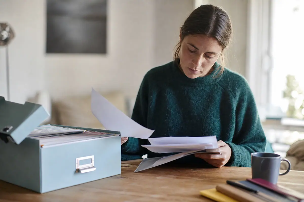 Classeur de documents administratifs et relevés bancaires posés sur une table