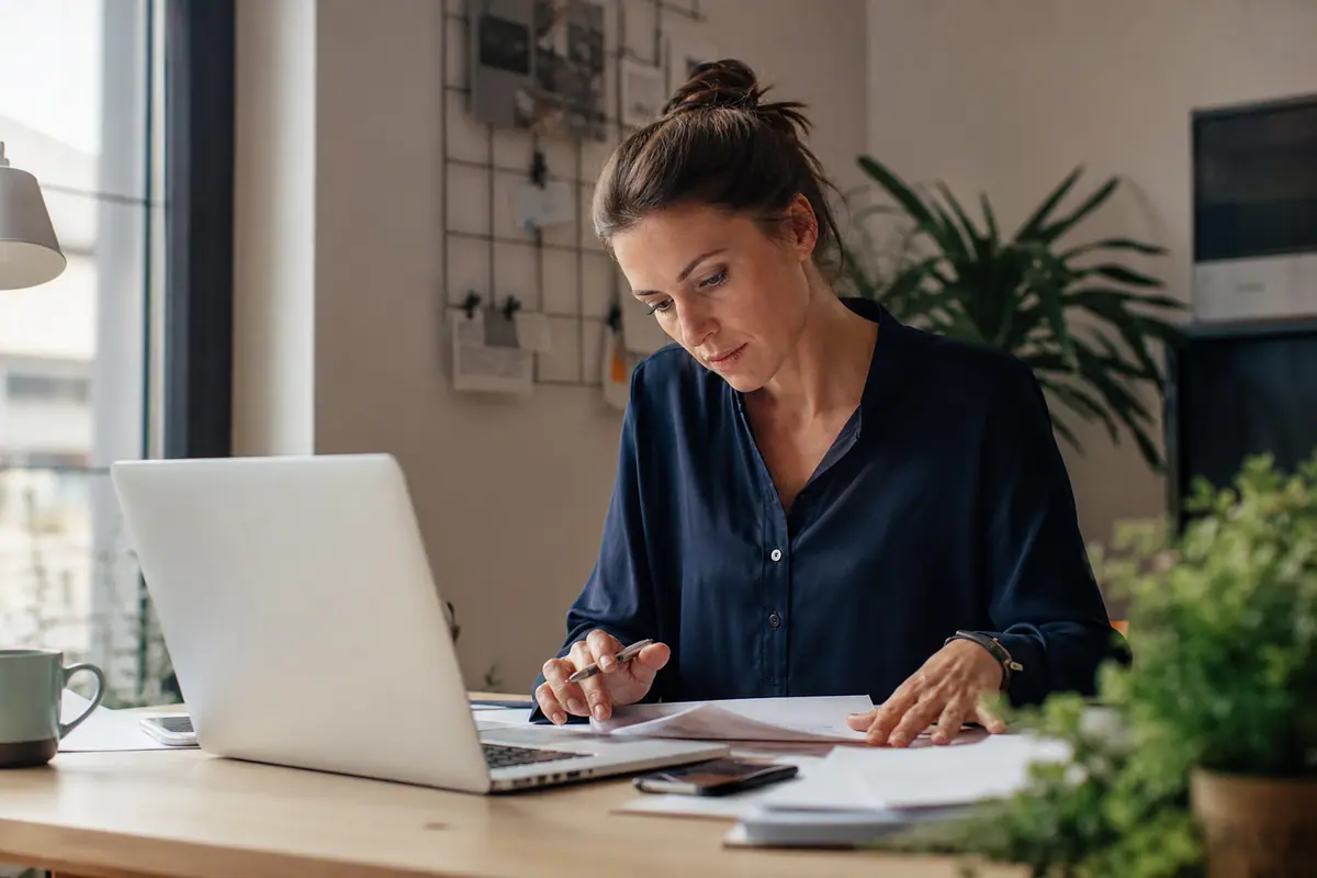 Entrepreneur signant des documents de création de société à son bureau