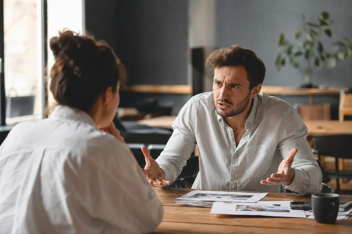 Freelance relisant un devis et un échange d'e-mails avec un client sur son ordinateur portable