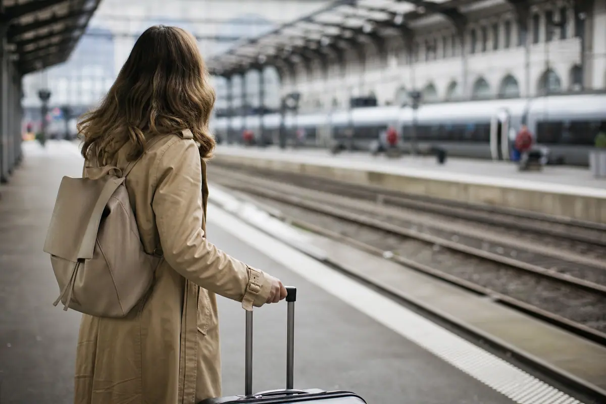 Panneau d'affichage des trains supprimés dans une gare française pendant un mouvement de grève