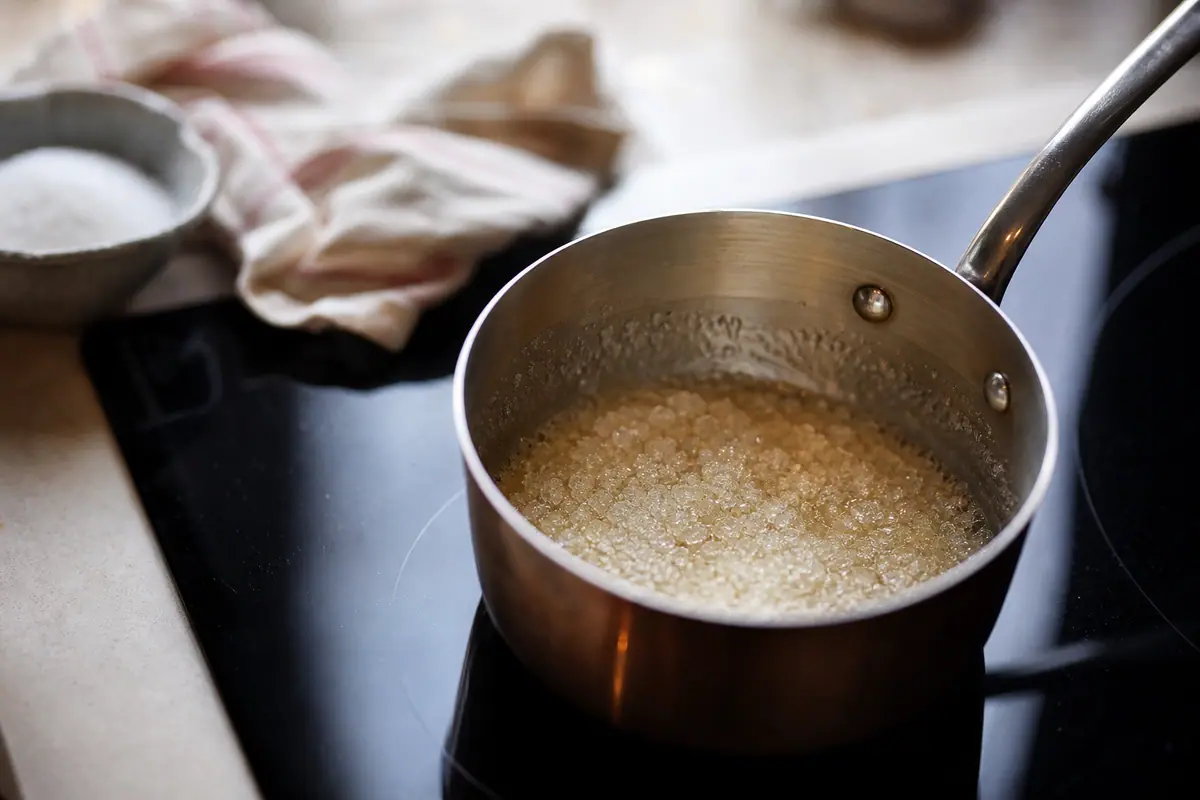 Casserole de caramel granuleux et blanchâtre sur une cuisinière