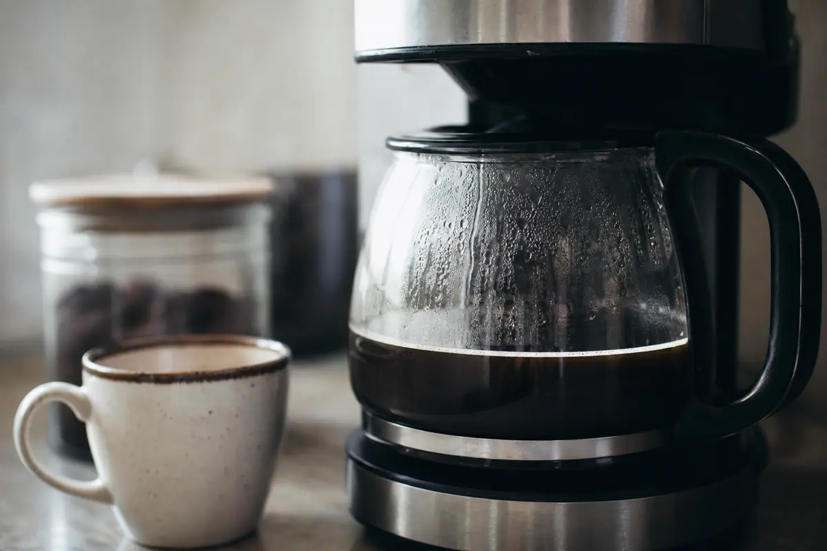 Cafetière filtre en train de préparer du café dans une cuisine lumineuse