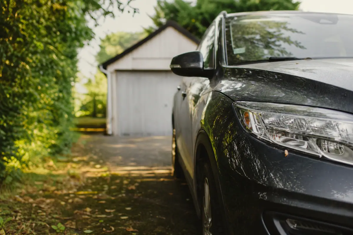 Batterie de voiture avec pinces de démarrage posées sur les bornes sous le capot